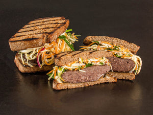 Wild – Burger auf gegrilltem Roggenbrot mit frischem Kren & Wurzelgemüse